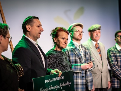 Członkowie Zarządu Powiatu Myślenickiego na Jubileuszu 50-lecia Kapeli Werdebusy Dobczyckie wręczając Nagrodę Starosty Myślenickiego