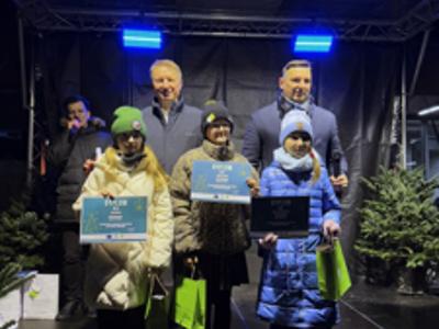 Trzy dziewczynki wyróżnione w konkursie eko ozdoba w kategorii grupa starsza odbierajce nagrody od starostów