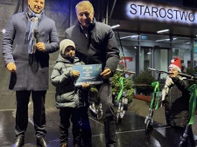 Chłopiec odbierający od starostów nagrody za zajęcie I miejsca w konkursie eko ozdoba w kategorii grupa młodsza