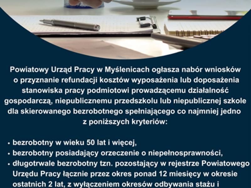 Grafika z uściskiem dłoni i dokumentami. PUP Myślenice ogłasza nabór wniosków o refundację doposażenia stanowisk pracy. Logotypy na dole.