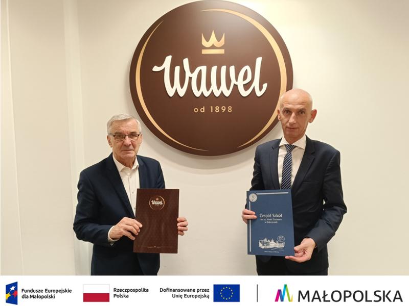 Na zdjęciu Dyrektor ZS w Dobczycach Bogusław Lichoń i Dyrektor Produkcji Wawel S.A. Rafał Pulit