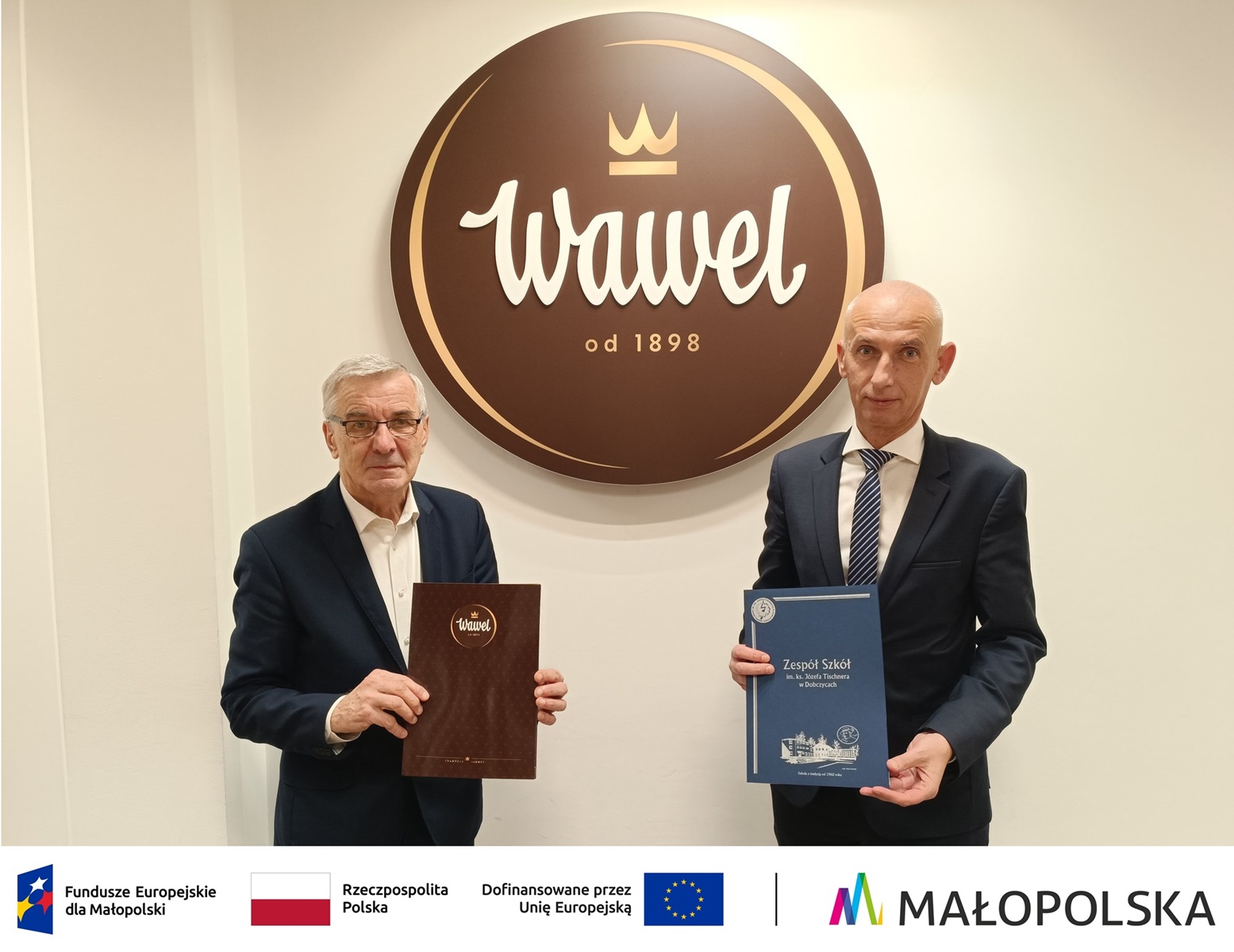 Na zdjęciu Dyrektor ZS w Dobczycach Bogusław Lichoń i Dyrektor Produkcji Wawel S.A. Rafał Pulit