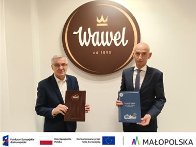 Na zdjęciu Dyrektor ZS w Dobczycach Bogusław Lichoń i Dyrektor Produkcji Wawel S.A. Rafał Pulit