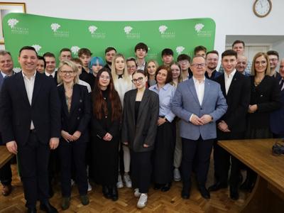 Na zdjęciu członkowie Młodzieżowej Rady Powiatu Myślenickiego wraz z obecnymi na ślubowaniu Gośćmi.