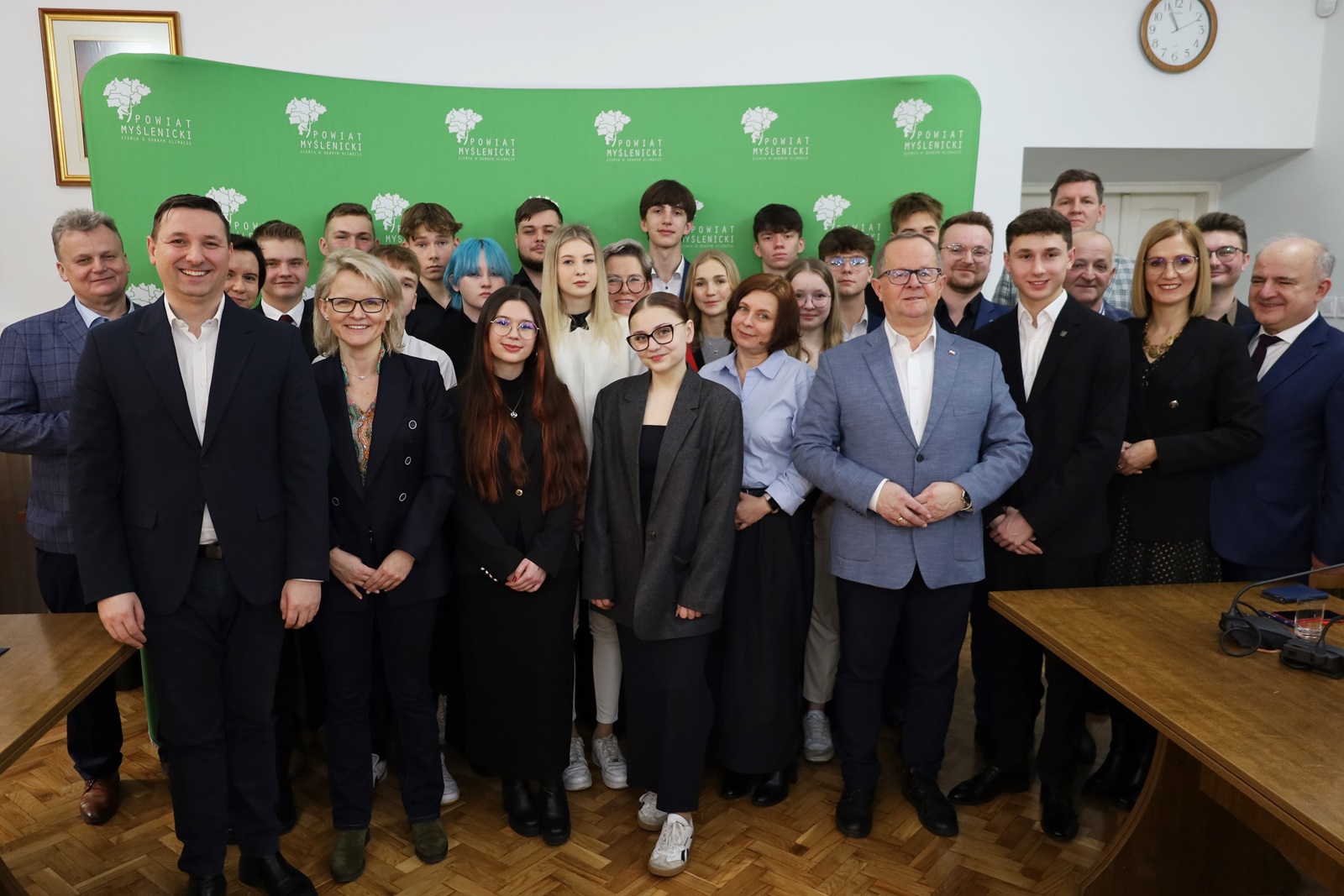 Na zdjęciu członkowie Młodzieżowej Rady Powiatu Myślenickiego wraz z obecnymi na ślubowaniu Gośćmi.
