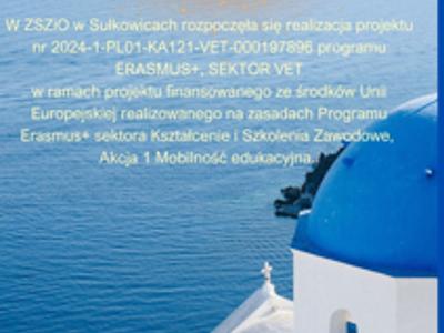 Plakat w odcieniach niebieskiego ze zdjęciem budynku i morza.