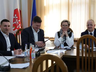 Na zdjęciu Wicestarosta Rafał Kudas oraz członkowie Zarządu Powiatu Kamil Ostrowski, Ewa Kęsek i Andrzej Słonina.