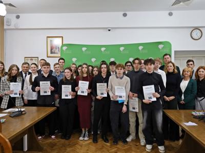Laureaci XXI Powiatowych Zawodów Matematycznych z dyrektorami, nauczycielami i przedstawicielami władz powiatu oraz kuratorium
