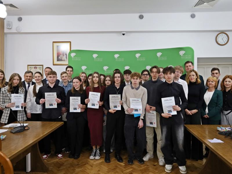 Laureaci XXI Powiatowych Zawodów Matematycznych z dyrektorami, nauczycielami i przedstawicielami władz powiatu oraz kuratorium