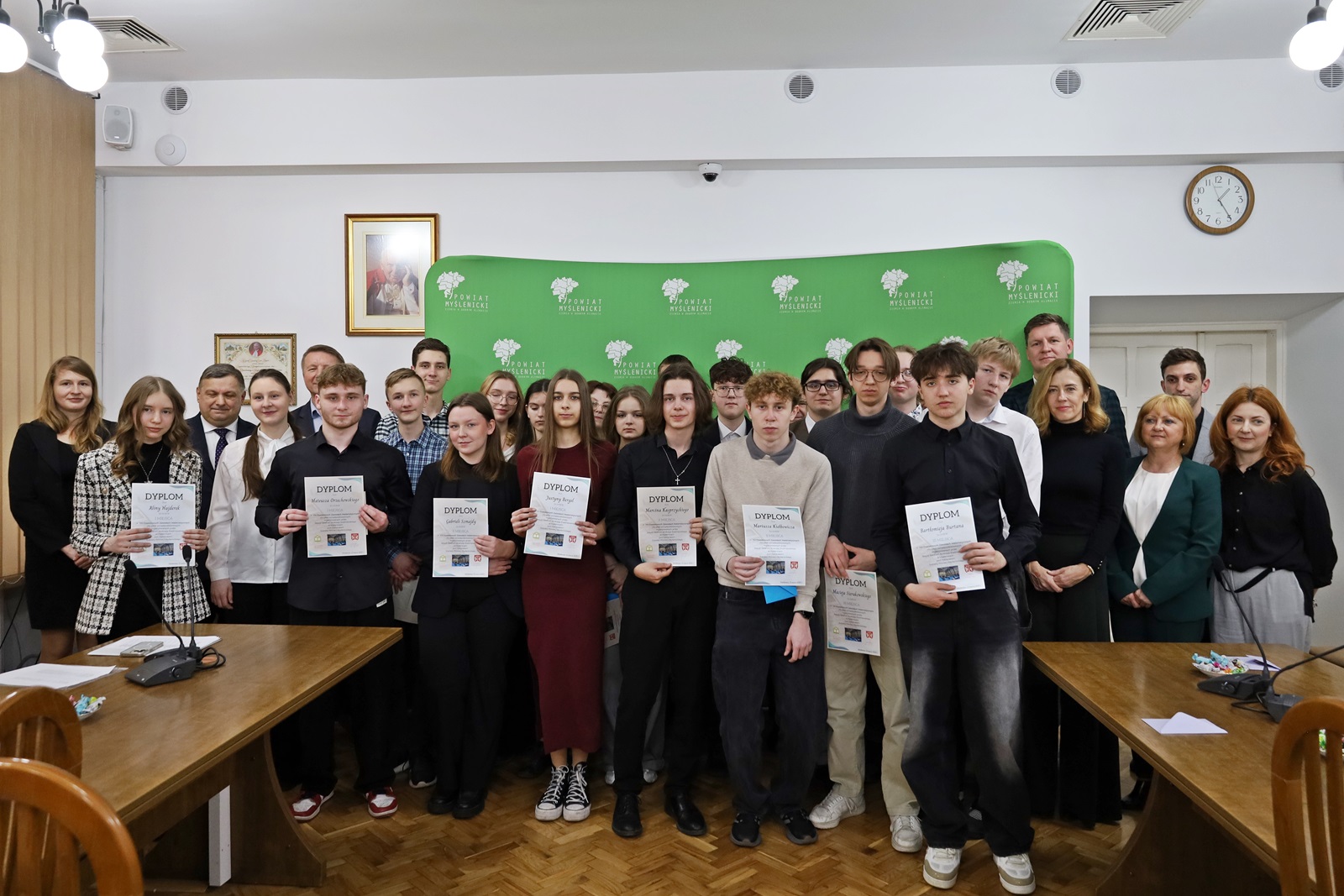 Laureaci XXI Powiatowych Zawodów Matematycznych z dyrektorami, nauczycielami i przedstawicielami władz powiatu oraz kuratorium