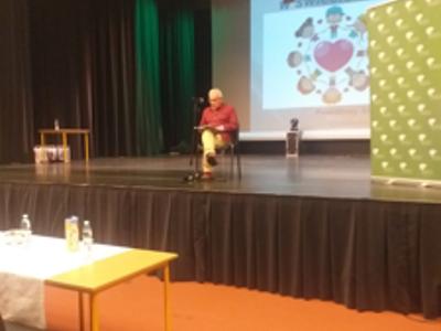  Wystąpienie mężczyzny podczas Powiatowego Konkursu Recytatorskiego w Dobczycach.
