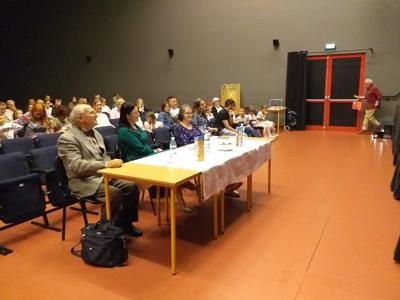 Publiczność oraz jury konkursu recytatorskiego „Tuwim dzieciom – Przedszkolak w świecie wartości” podczas wydarzenia.