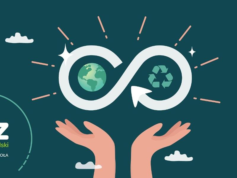 Grafika informacyjna posiada graficzne elementy takie jak otwarte dłonie, kula ziemska i znak recyklingu, nawiązujące do gospodarki obiegu zamkniętego.