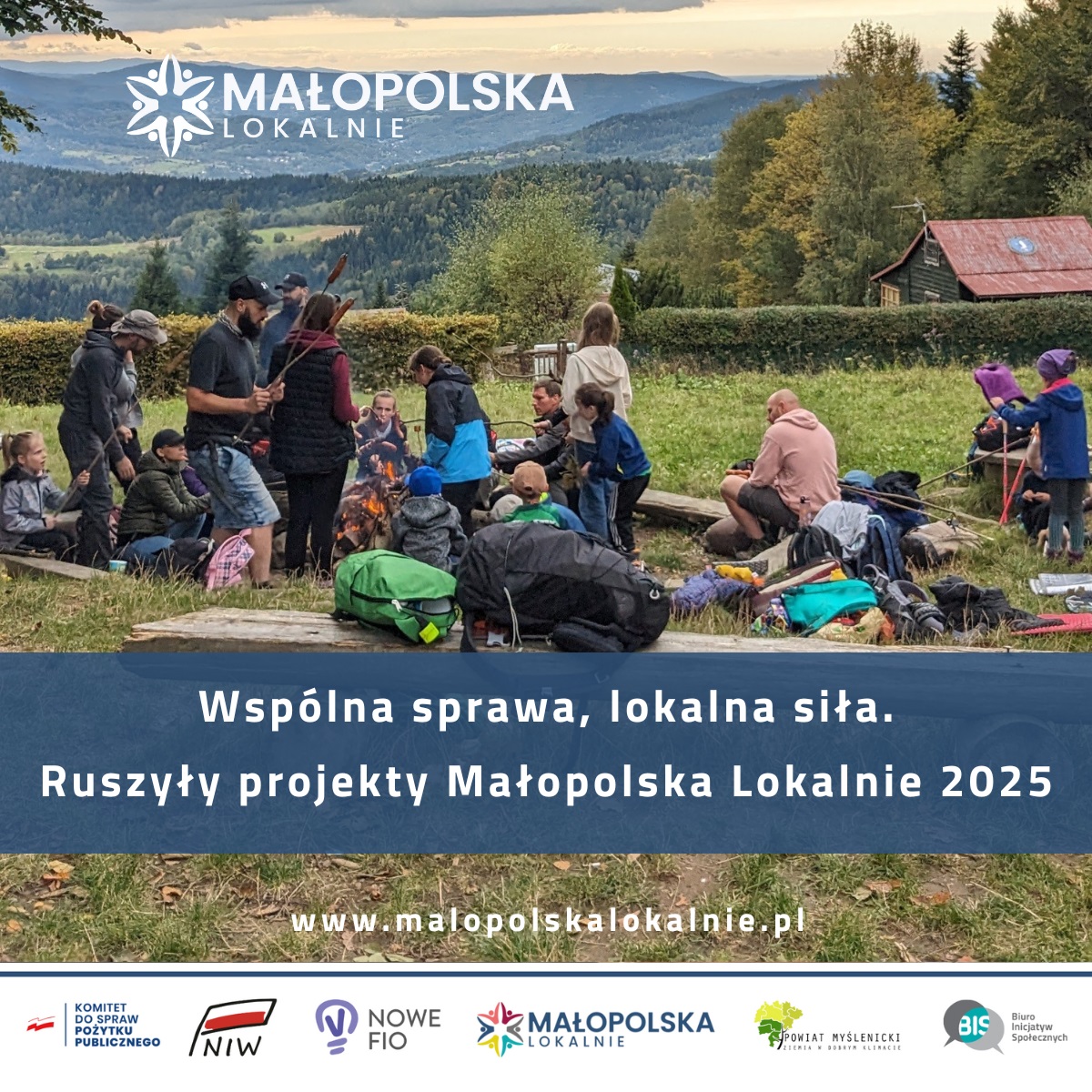 Na grafice widoczne jest zdjęcie ludzi siedzących przy ognisku. Umieszczono logo Małopolska Lokalnie, a także logotypy partnerów projektu