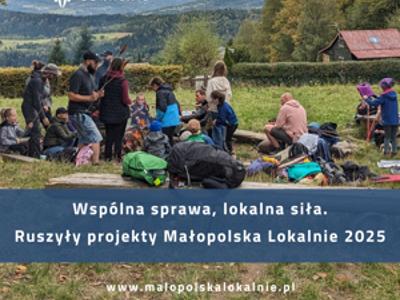 Na grafice widoczne jest zdjęcie ludzi siedzących przy ognisku. Umieszczono logo Małopolska Lokalnie, a także logotypy partnerów projektu