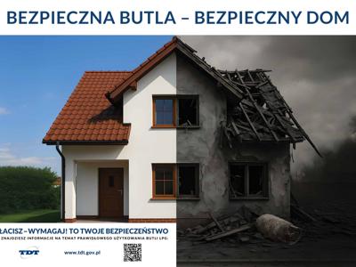 Na zdjęciu widoczny jest dom z połową budynku po pożarze.