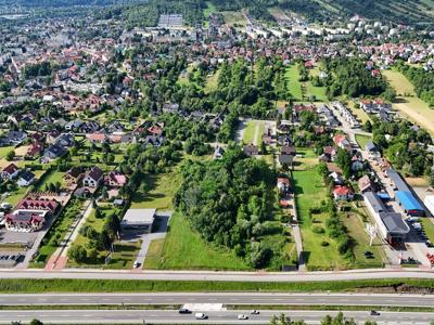 Widok z lotu ptaka na teren w Myślenicach przekazany pod budowę nowej siedziby Komendy Powiatowej Policji.