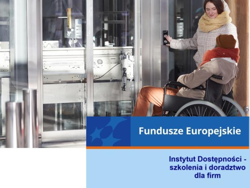 Na zdjęciu widoczne są dwie osoby przy windzie, jedna z nich porusza się na wózku inwalidzkim.