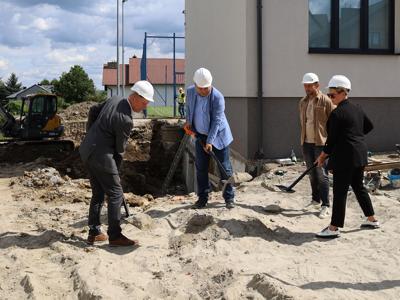 Na zdjęciu widoczny jest Starosta Myślenicki Józef Tomal, Dyrektor Szkoły Jerzy Cachel, Wicestarosta Ewa Kęsek oraz główny wykonawca.