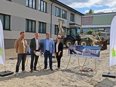 Na zdjęciu widoczny jest Starosta Myślenicki Józef Tomal, Dyrektor Szkoły Jerzy Cachel, Wicestarosta Ewa Kęsek oraz główny wykonawca.