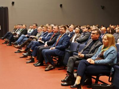 Na zdjęciach widoczni są uczestnicy konferencji klimatycznej.