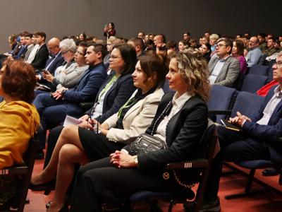 Na zdjęciach widoczni są uczestnicy konferencji klimatycznej.