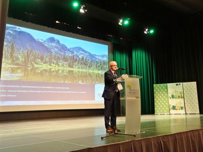 Na zdjęciu prelegent wygłasza referat o powodzi w zlewni Raby podczas konferencji klimatycznej w Dobczycach.