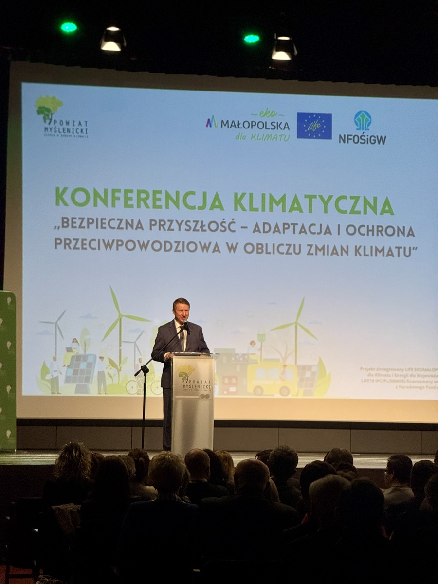 Zdjęcie z konferencji klimatycznej „Bezpieczna przyszłość – adaptacja i ochrona przeciwpowodziowa w obliczu zmian klimatu”, mówca przy mównicy.