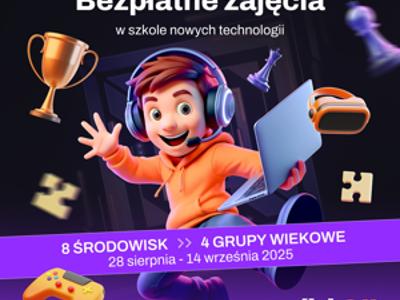 Na zdjęciu widoczny jest chłopiec, którego otaczają sprzęty komputerowe, jest radosny i zdobył puchar w konkursie
