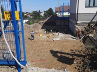 Pracownicy podczas wykopu na placu budowy