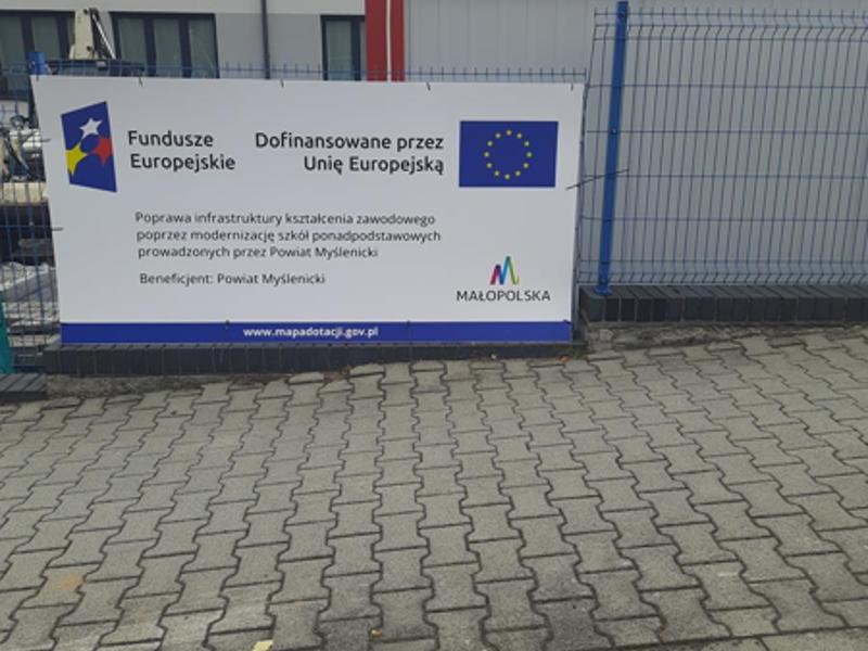 Tablica informująca o nazwie projektu, beneficjencie, dofinansowaniu z UE  wraz paskiem logotypów