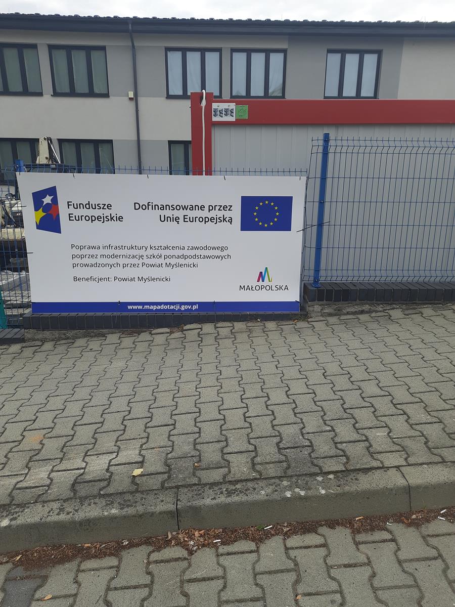 Tablica informująca o nazwie projektu, beneficjencie, dofinansowaniu z UE  wraz paskiem logotypów