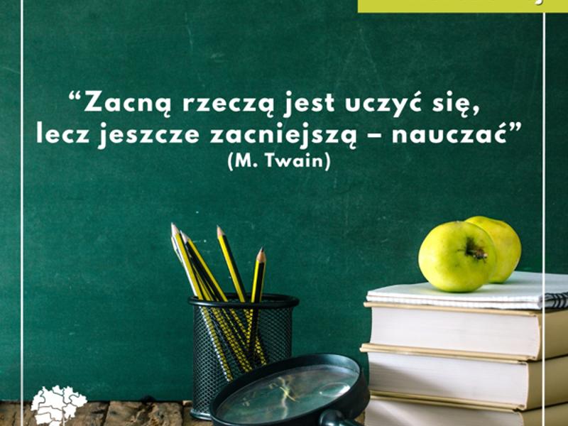 Grafika przedstawia przedmioty związane z nauczycielami: książki, lupę, itp. oraz cytat o nauczaniu.