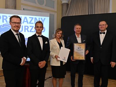 Starosta Myślenicki Józef Tomal i Sekretarz Powiatu Renata Kania odbierają wyróżnienie „Przyjazny Urząd” podczas uroczystej gali.