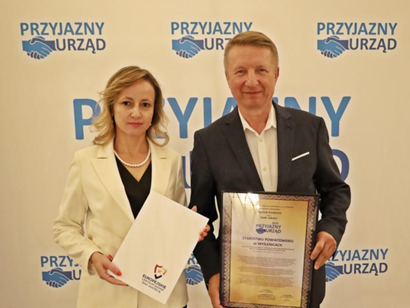 Na zdjęciu widoczny jest Starosta Myślenicki Józef Tomal oraz Sekretarz Powiatu Renata Kania.