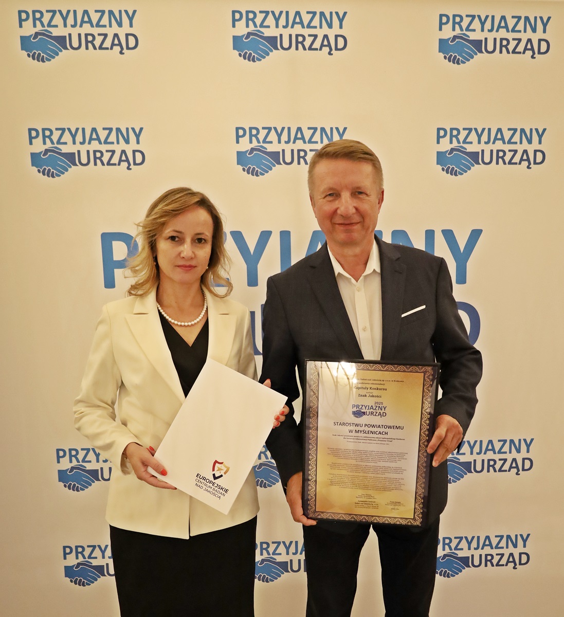 Na zdjęciu widoczny jest Starosta Myślenicki Józef Tomal oraz Sekretarz Powiatu Renata Kania.