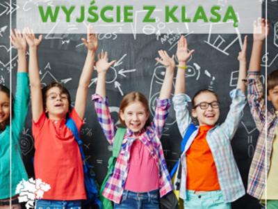 Grafika przedstawia zadowolonych uczniów na tle szkolnej tablicy