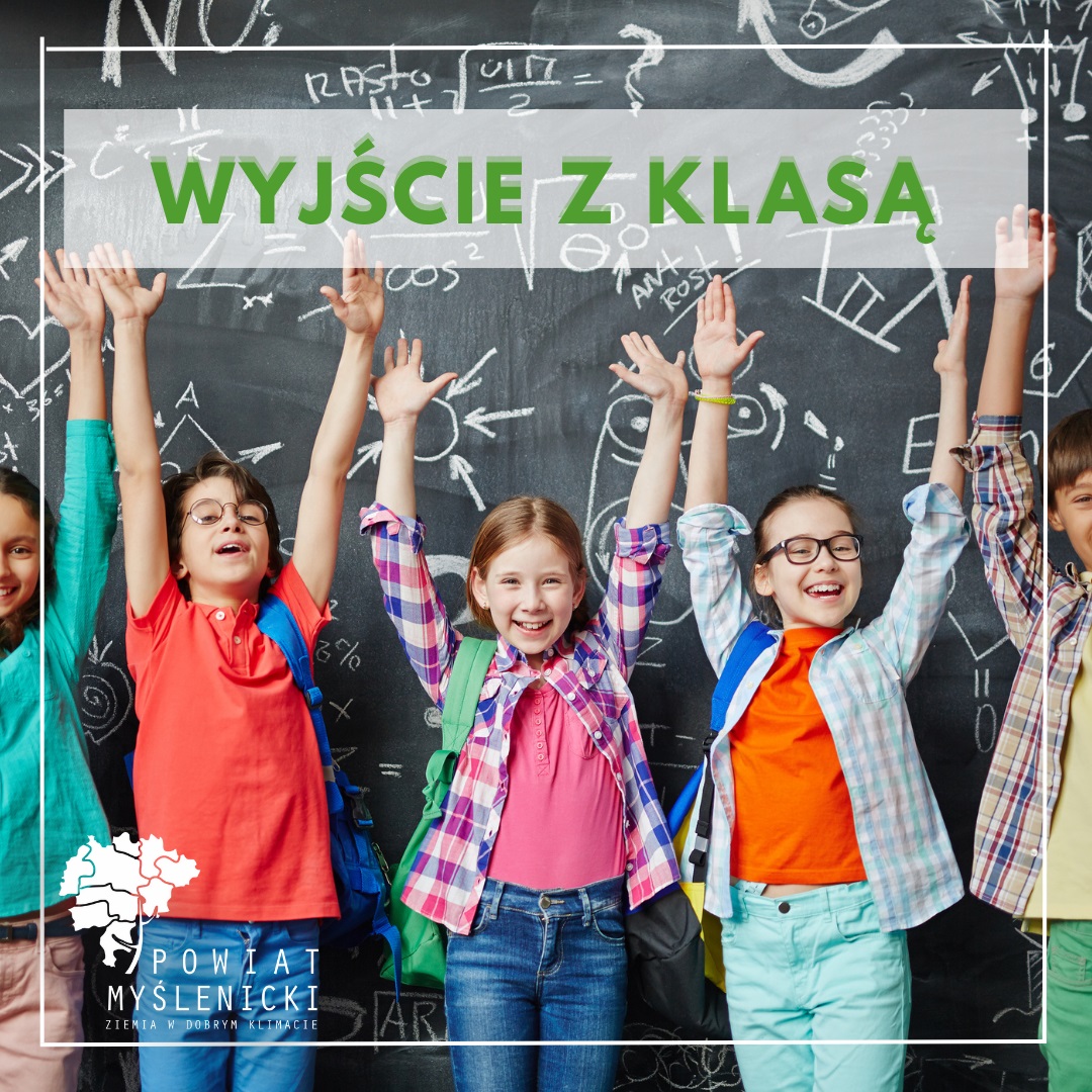 Grafika przedstawia zadowolonych uczniów na tle szkolnej tablicy 