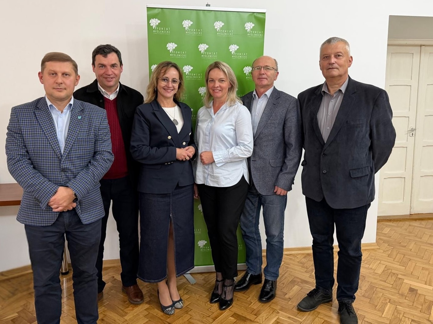 Na zdjęciu stoją od lewej Sekretarz: Robert Pitala, Michał Baran, Renata Kania, Barbara Bylica, Krzysztof Łabuz, Marian Cieślik.