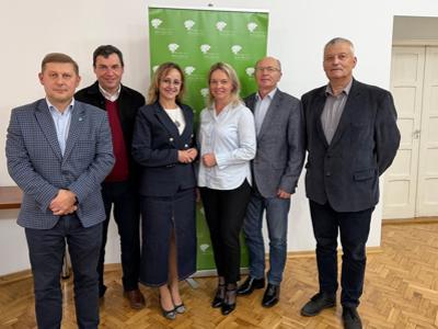 Na zdjęciu stoją od lewej Sekretarz: Robert Pitala, Michał Baran, Renata Kania, Barbara Bylica, Krzysztof Łabuz, Marian Cieślik.
