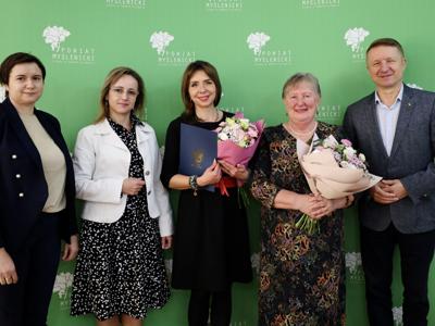 Na zdjęciu: Starosta Józef Tomal, Sekretarz Renata Kania, Kierownik Elżbieta Woźniak oraz opiekunki zabytków Jadwiga Serafin i Magdalena Adamska.