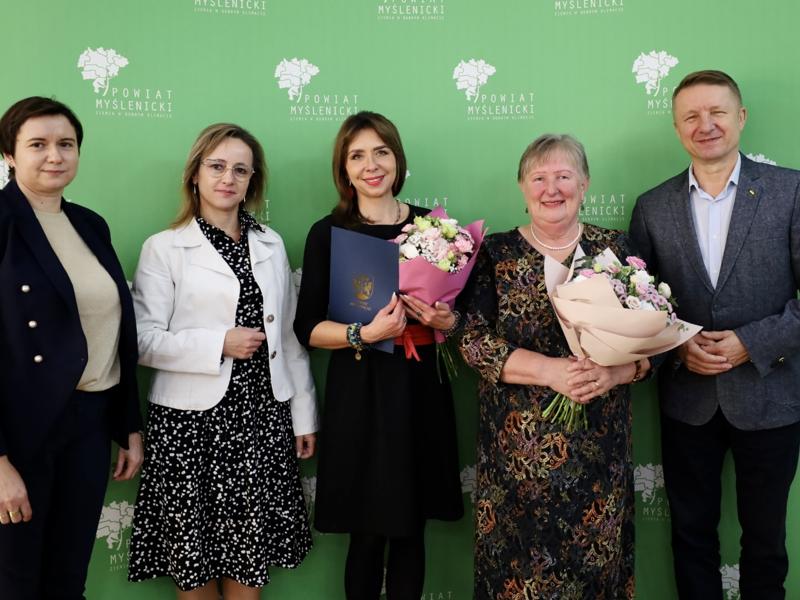 Na zdjęciu: Starosta Józef Tomal, Sekretarz Renata Kania, Kierownik Elżbieta Woźniak oraz opiekunki zabytków Jadwiga Serafin i Magdalena Adamska.