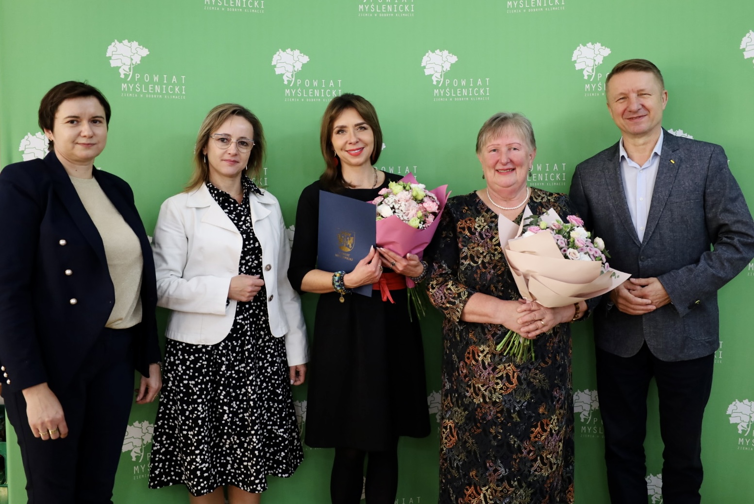 Na zdjęciu: Starosta Józef Tomal, Sekretarz Renata Kania, Kierownik Elżbieta Woźniak oraz opiekunki zabytków Jadwiga Serafin i Magdalena Adamska.