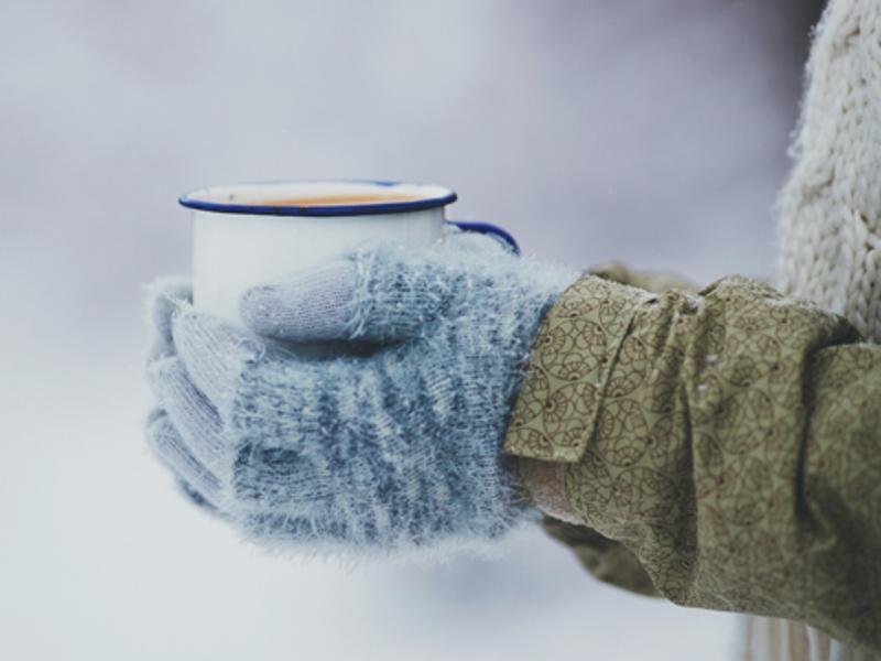 Na zdjęciu widoczny jest kubek trzymany na tle śniegu