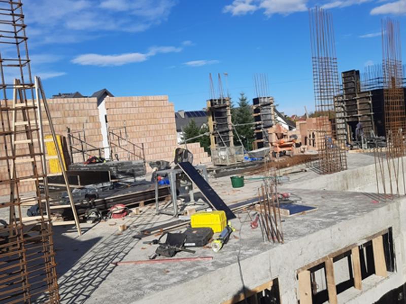 Betonowa płyta fundamentowa oraz powstające mury budynku