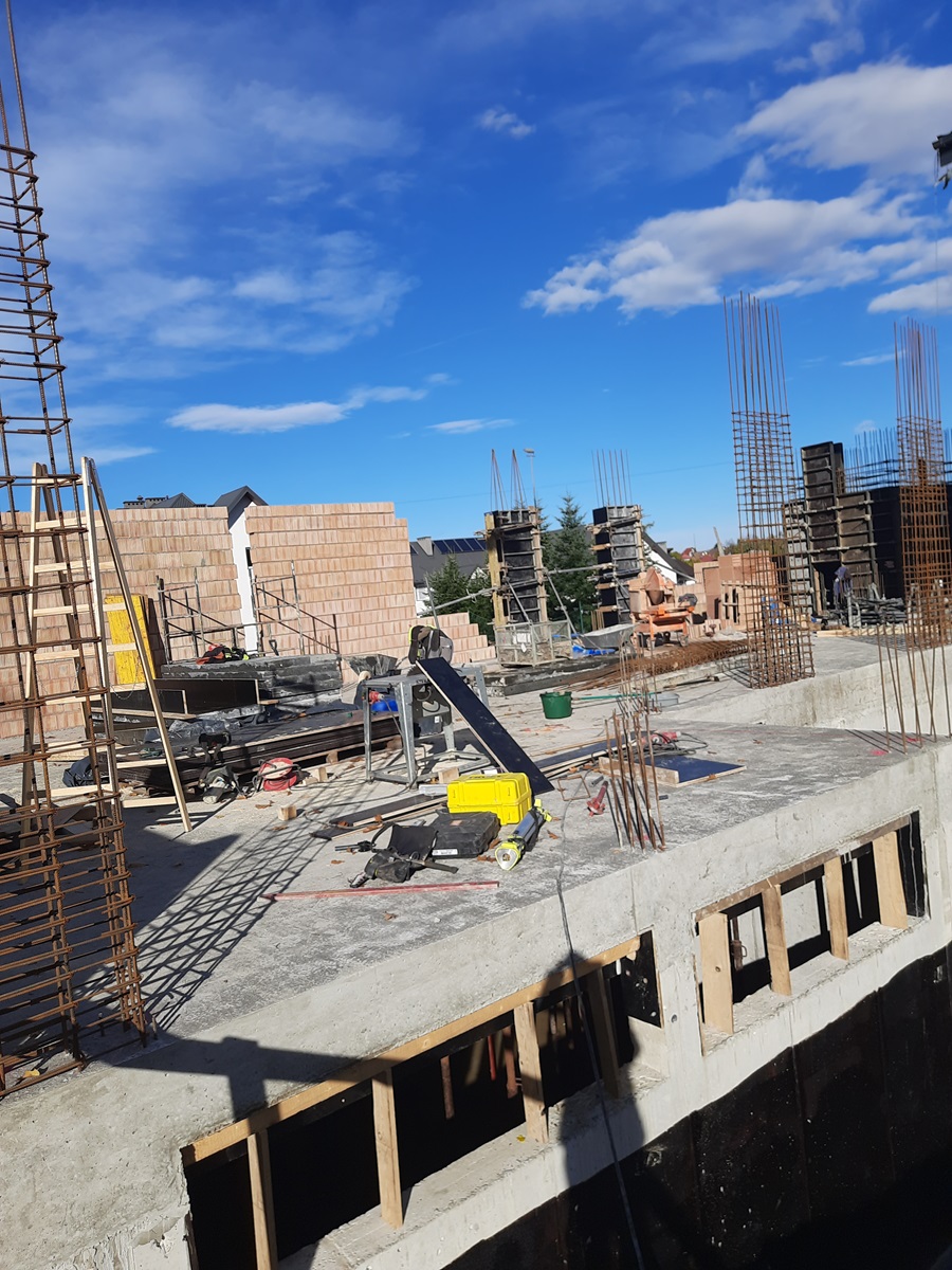 Betonowa płyta fundamentowa oraz powstające mury budynku