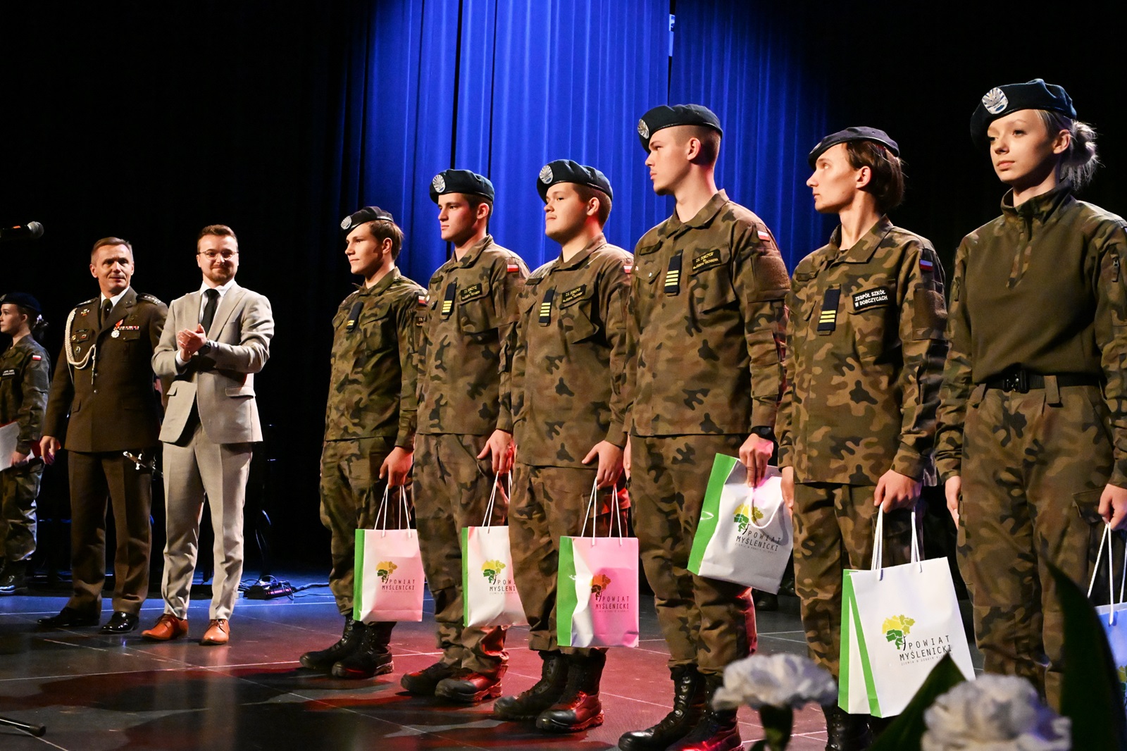 Uczniowie klas mundurowych ZS Dobczyce podczas wręczenia nagród w konkursach pod patronatem Starosty Myślenickiego.