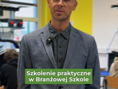 Mężczyzna w garniturze w szkolnej pracowni technicznej; na grafice napis: Szkolenie praktyczne w Branżowej Szkole.