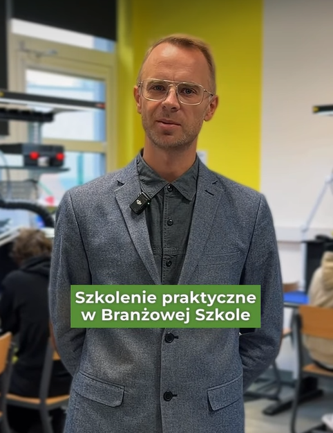 Mężczyzna w garniturze w szkolnej pracowni technicznej; na grafice napis: Szkolenie praktyczne w Branżowej Szkole.