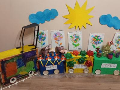 Kartonowy pociąg z surowców wtórnych